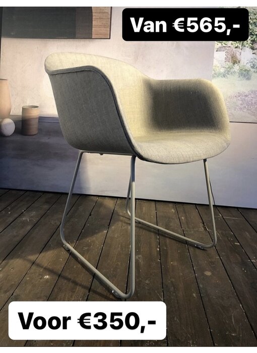 Muuto Fiber Armchair Showroommodel Muuto Kuip in stof Kvadrat Remix 133 Base: Slede Grey Afmeting: B54,5 x D55 x H46/77 cm