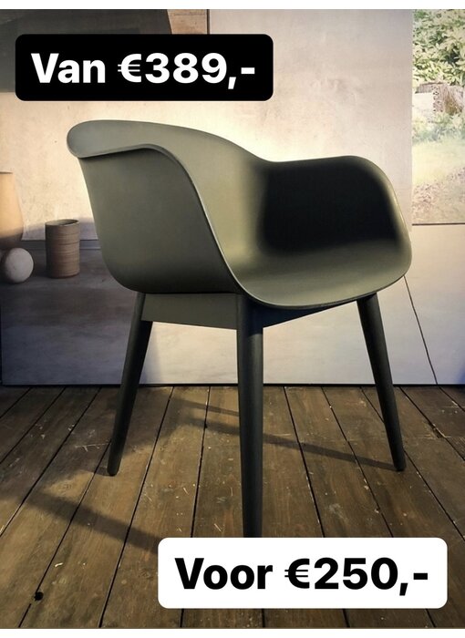 Muuto Fiber Armchair  Showroommodel Muuto Recycled Plastic Kleur Kuip Zwart Poten: Anthraciet Black eiken Afmetingen: B54,5 x D56 x H46/77 cm