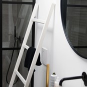 Badkamer ladder eikenhout puur wit gelakt Badkamer ladder eikenhout puur wit gelakt