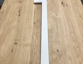 Doorlopende witte trapleuning