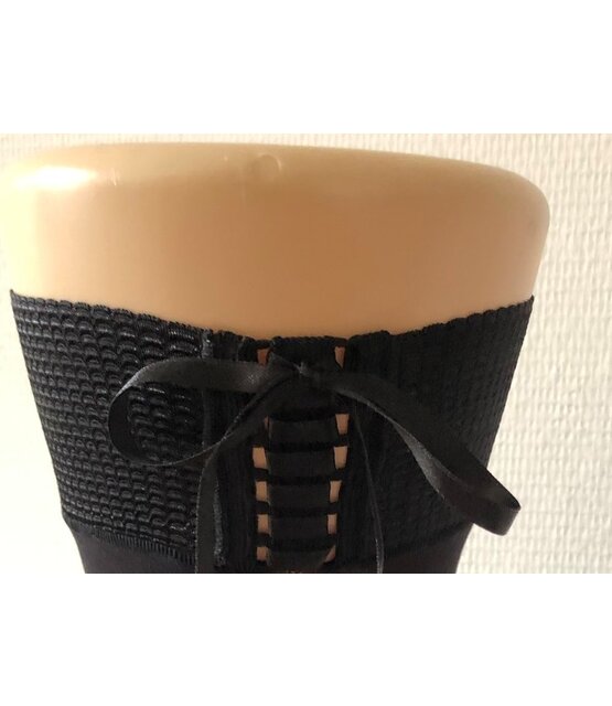 Clio Zwarte Fine Mesh Hold Ups met Naad – Verleidelijke Tulle en Satijnen Lintje