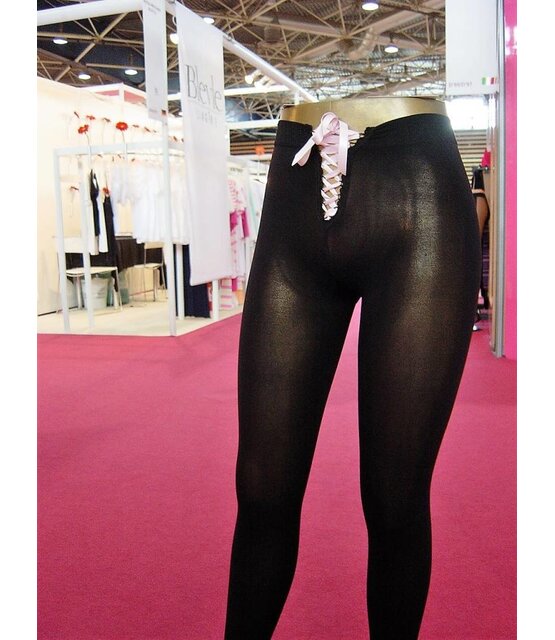 Clio Zwarte 40 denier opaque panty met en rose veterbinding in het boord