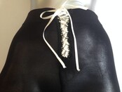 Clio Zwarte 40 denier opaque panty met en rose veterbinding in het boord