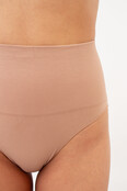 Naadloze string met licht corrigerend effect.