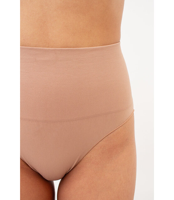 Naadloze string met licht corrigerend effect.