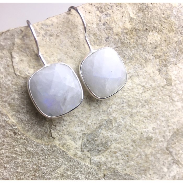 Atelier Albertine Sterling zilveren oorbellen Maansteen square
