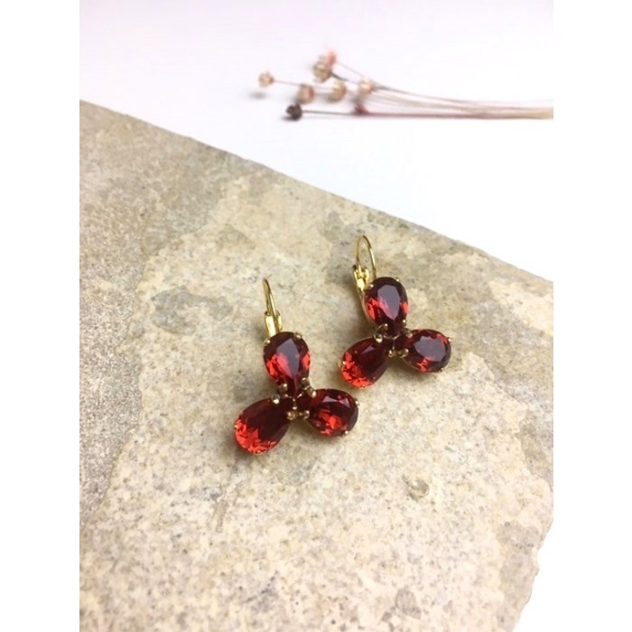 Atelier Albertine Goud Vergulde oorbellen rode Swarovski Crystals