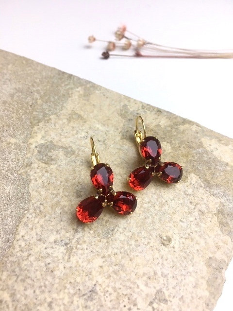 Atelier Albertine Goud Vergulde oorbellen rode Swarovski Crystals