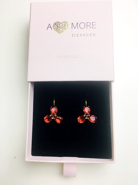 Atelier Albertine Goud Vergulde oorbellen rode Swarovski Crystals