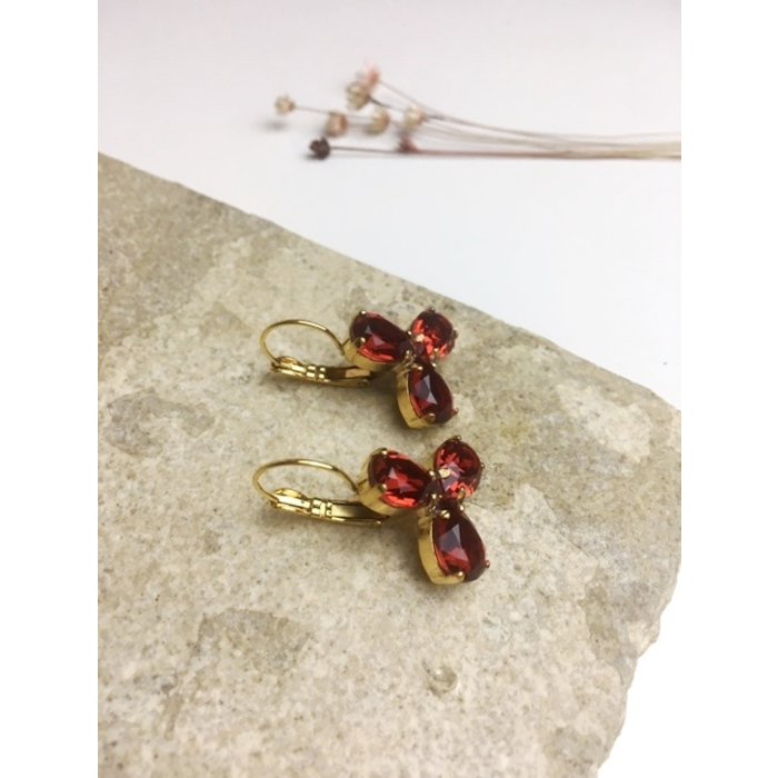 Atelier Albertine Goud Vergulde oorbellen rode Swarovski Crystals