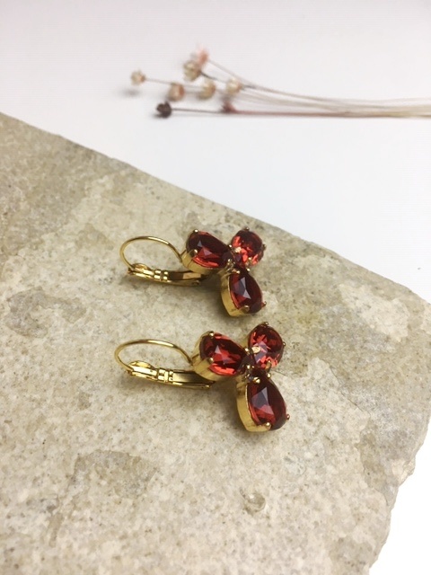 Atelier Albertine Goud Vergulde oorbellen rode Swarovski Crystals