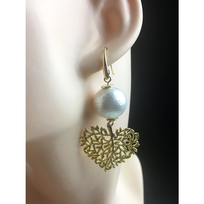 Atelier Albertine Vergulde oorhangers katoenparel & harten blad