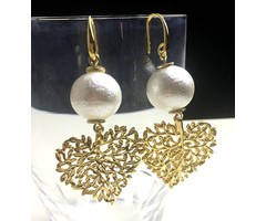 Atelier Albertine Vergulde oorhangers katoenparel & harten blad