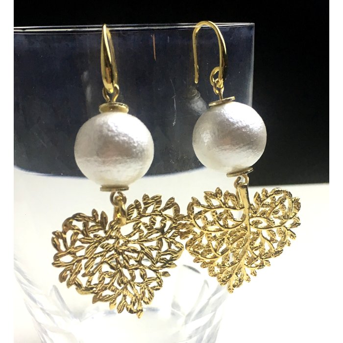 Atelier Albertine Vergulde oorhangers katoenparel & harten blad