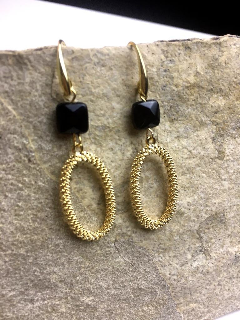 Atelier Albertine Vergulde oorbellen gouden hanger zwarte spinel