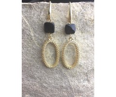 Atelier Albertine Vergulde oorbellen gouden hanger zwarte spinel