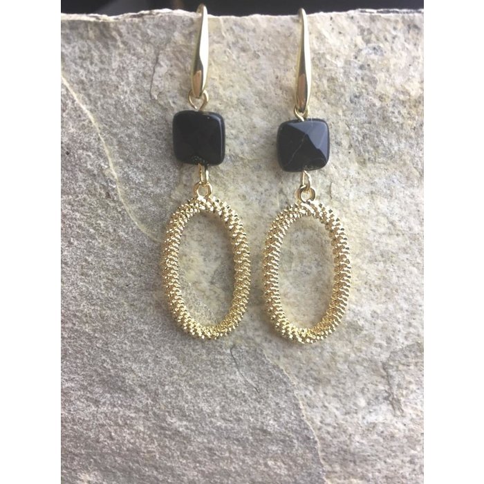Atelier Albertine Vergulde oorbellen gouden hanger zwarte spinel