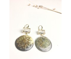 Atelier Albertine Vergulde oorbellen donkere mother of pearl parelmoeren medaillons