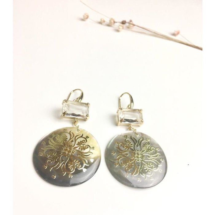 Atelier Albertine Vergulde oorbellen donkere mother of pearl parelmoeren medaillons