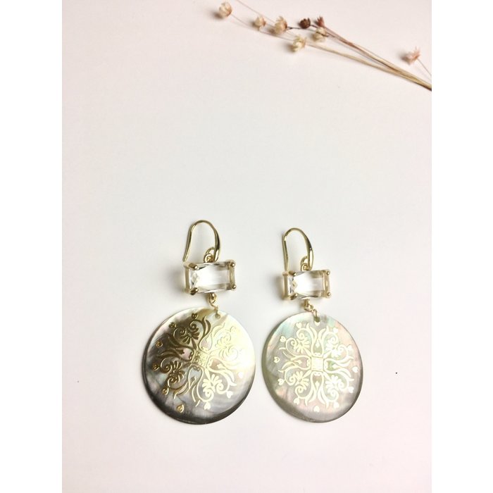 Atelier Albertine Vergulde oorbellen donkere mother of pearl parelmoeren medaillons