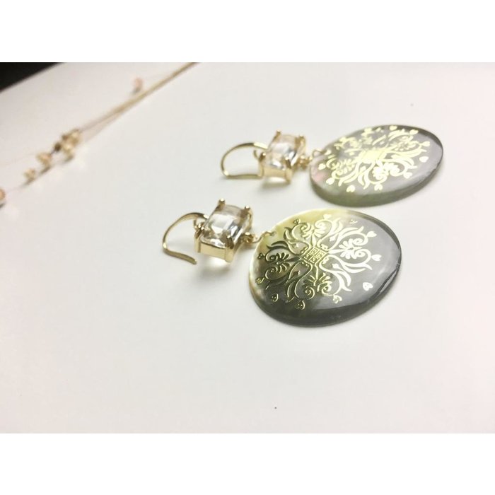 Atelier Albertine Vergulde oorbellen donkere mother of pearl parelmoeren medaillons