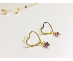 Atelier Albertine Vergulde hartjes oorbellen met Swarovski