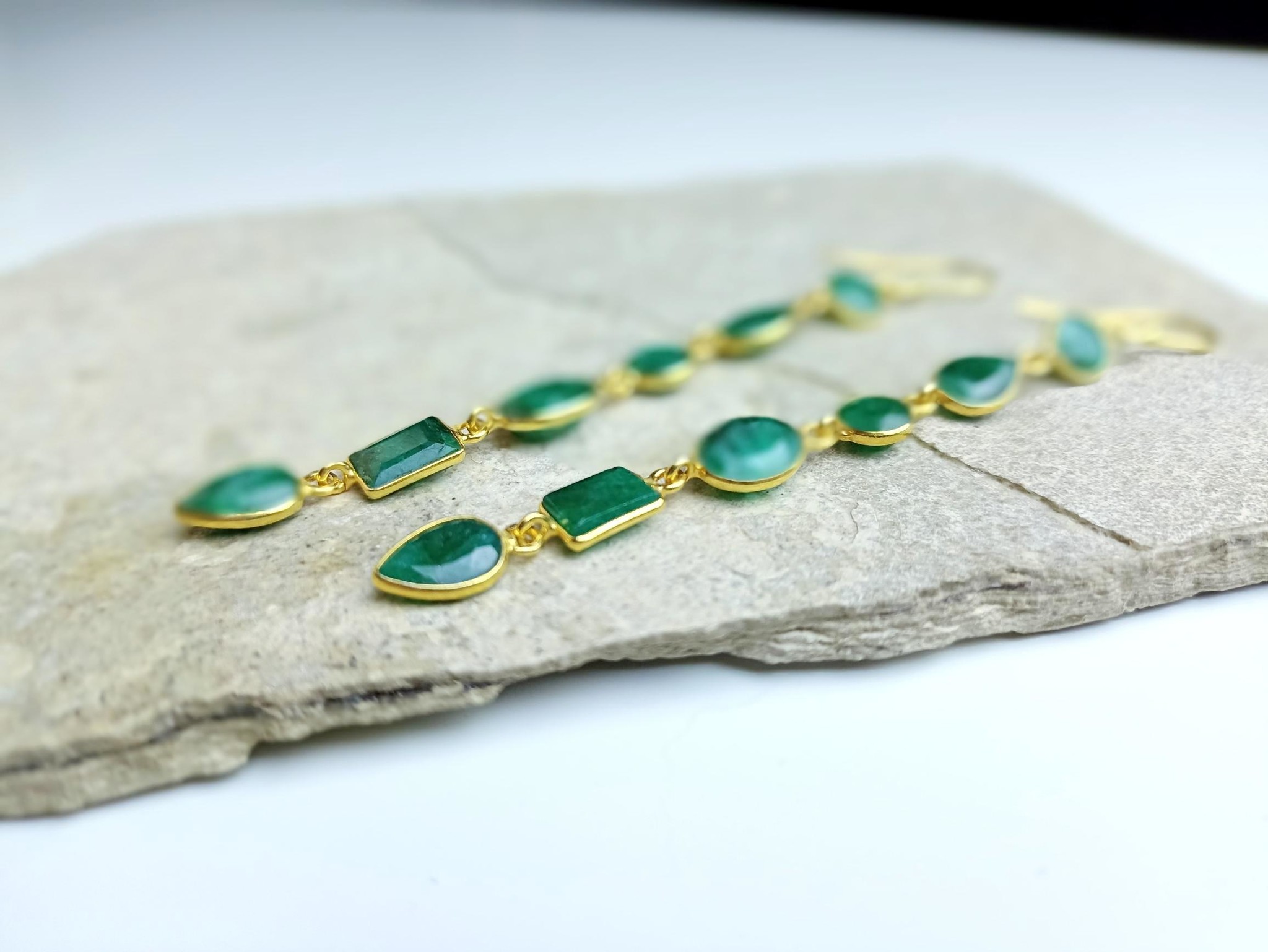 Atelier Albertine 925 vergulde oorbellen met smaragd groene edelstenen