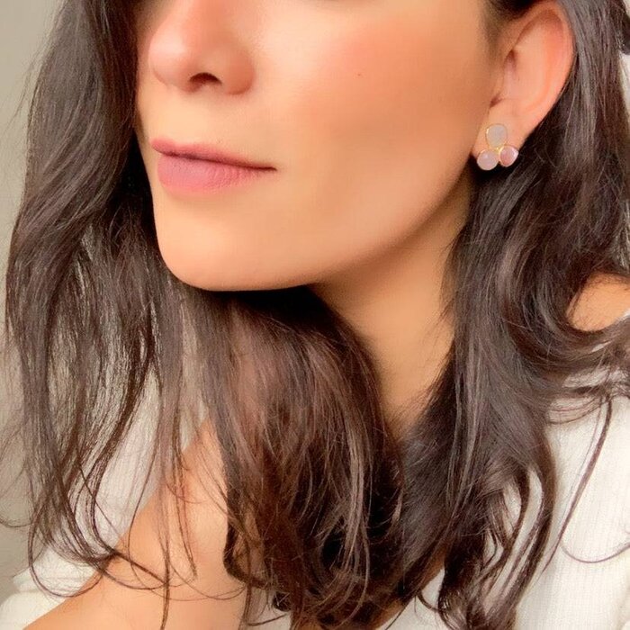 Atelier Albertine 18k vergulde edelsteen bloem oorbellen maansteen