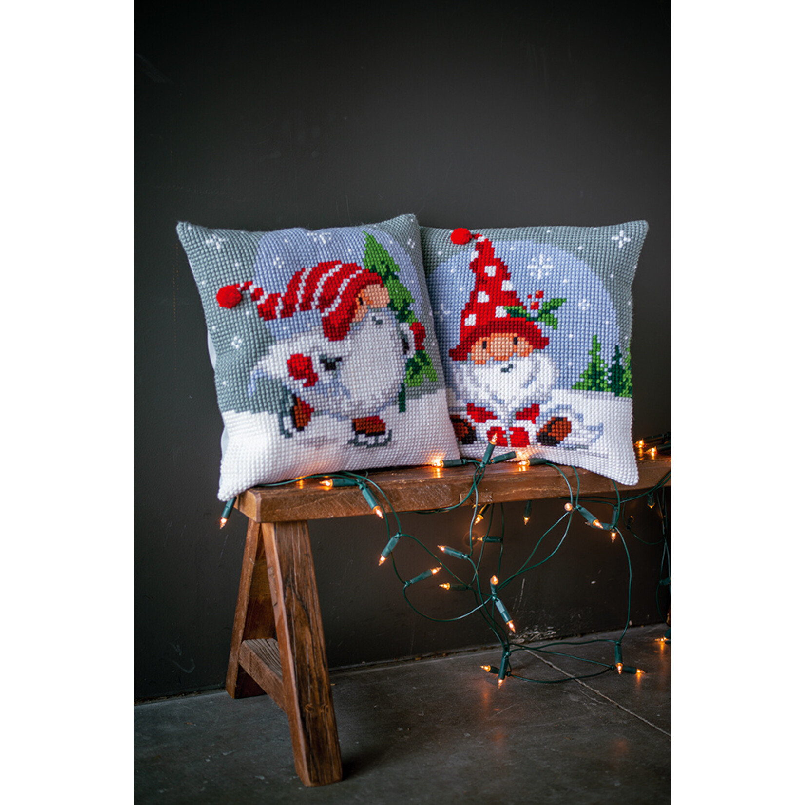 Vervaco Kruissteekkussen Kerstkabouter in de Sneeuw