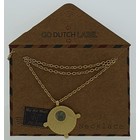 GO-DUTCH LABEL Go Dutch Label Halskette mit Anhänger mit einem kleinen goldfarbenen Stein
