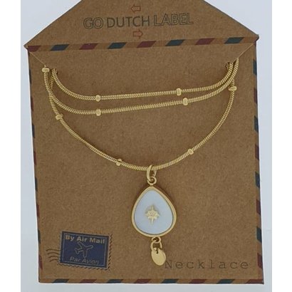 GO-DUTCH LABEL Go Dutch Label Edelstalen Ketting Kort met Druppelvormig hangertje met  wit parelmoer Goudkleurig met een klein natuursteentje