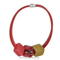 CUBE COLLECTION CUBE NECKLACE Red Coral Marmorrot mit 3 Würfeln