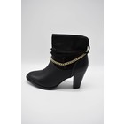 zwarte bot met ketting