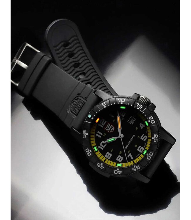 XS.0325 Herrenuhr Leatherback 44 mm