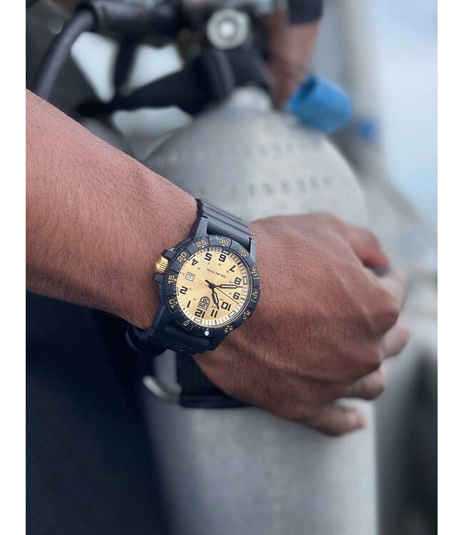 XS.0325.GP Herrenuhr Leatherback 44 mm