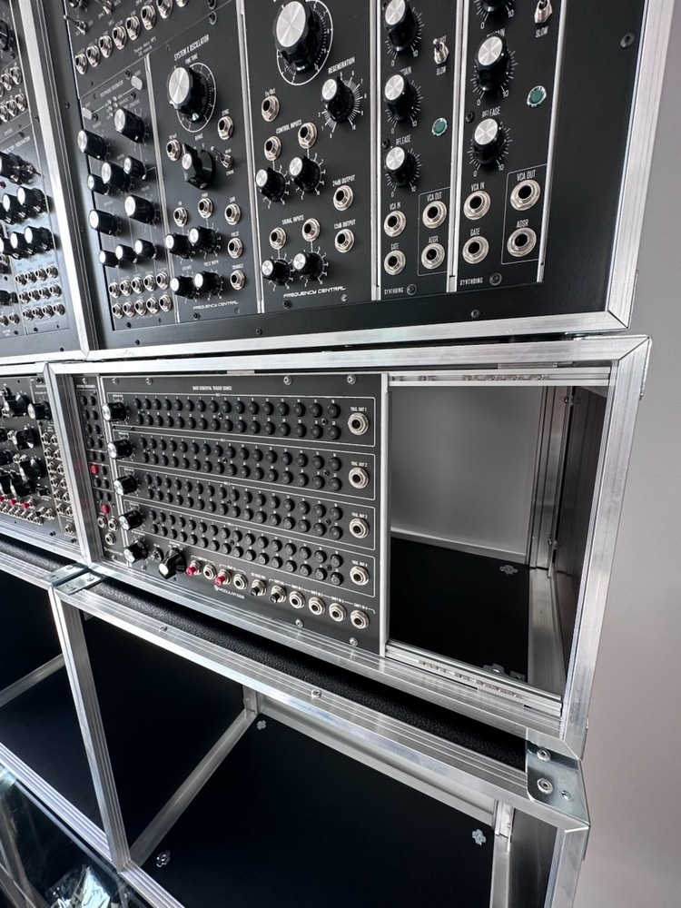DIYsynth 2 modular synthesizer case with MakerBeam