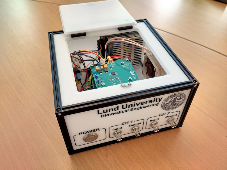 case with amplifier, MakerBeam and corner cubes
