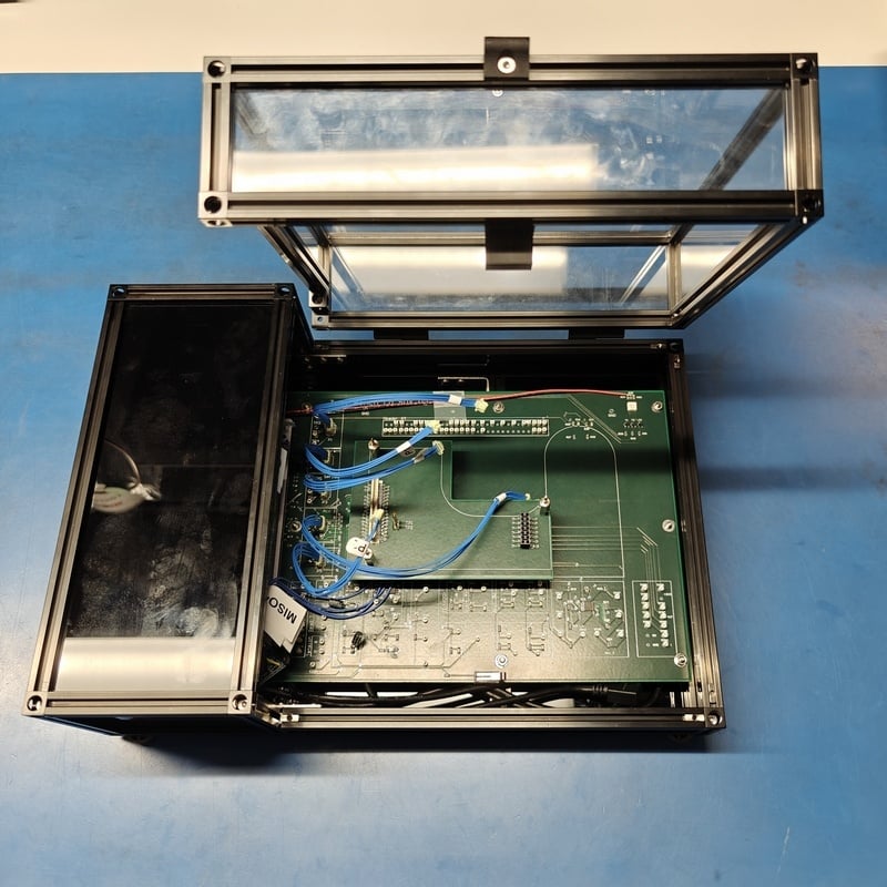 test bench with MakerBeam opened, close-up