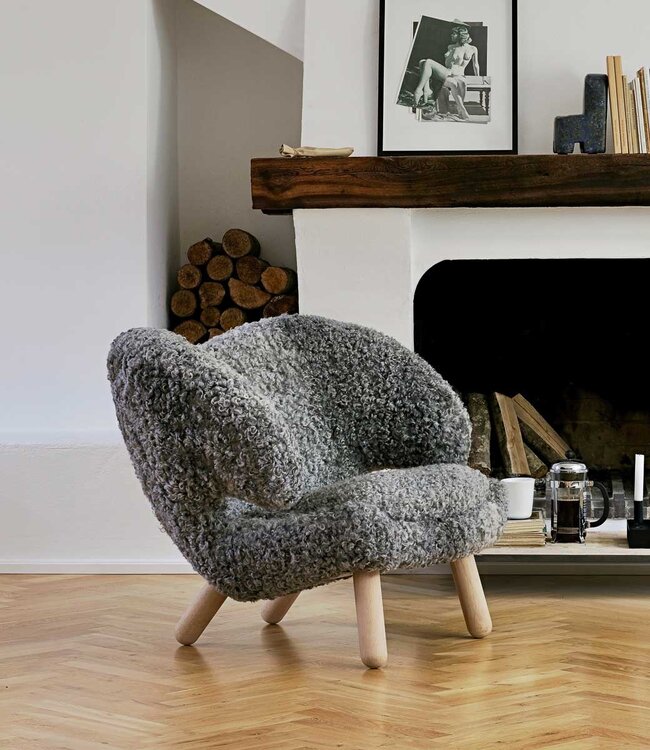 House of Finn Juhl Finn Juhl Pelican Chair with sheepskin