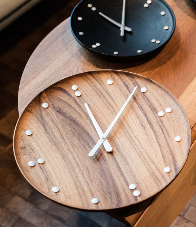 Architectmade Finn Juhl Klok in teak of essen in 2 maten