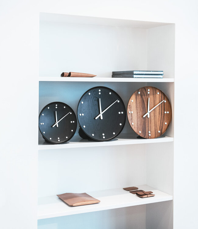Architectmade Finn Juhl Klok in teak of essen in 2 maten