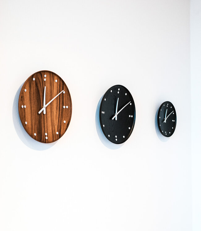 Architectmade Finn Juhl Klok in teak of essen in 2 maten