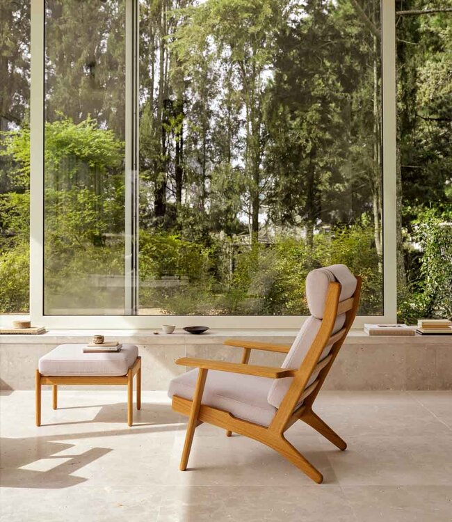 Carl Hansen & Søn Easy Chair CH290 | Hans Wegner  by Carl Hansen & Søn