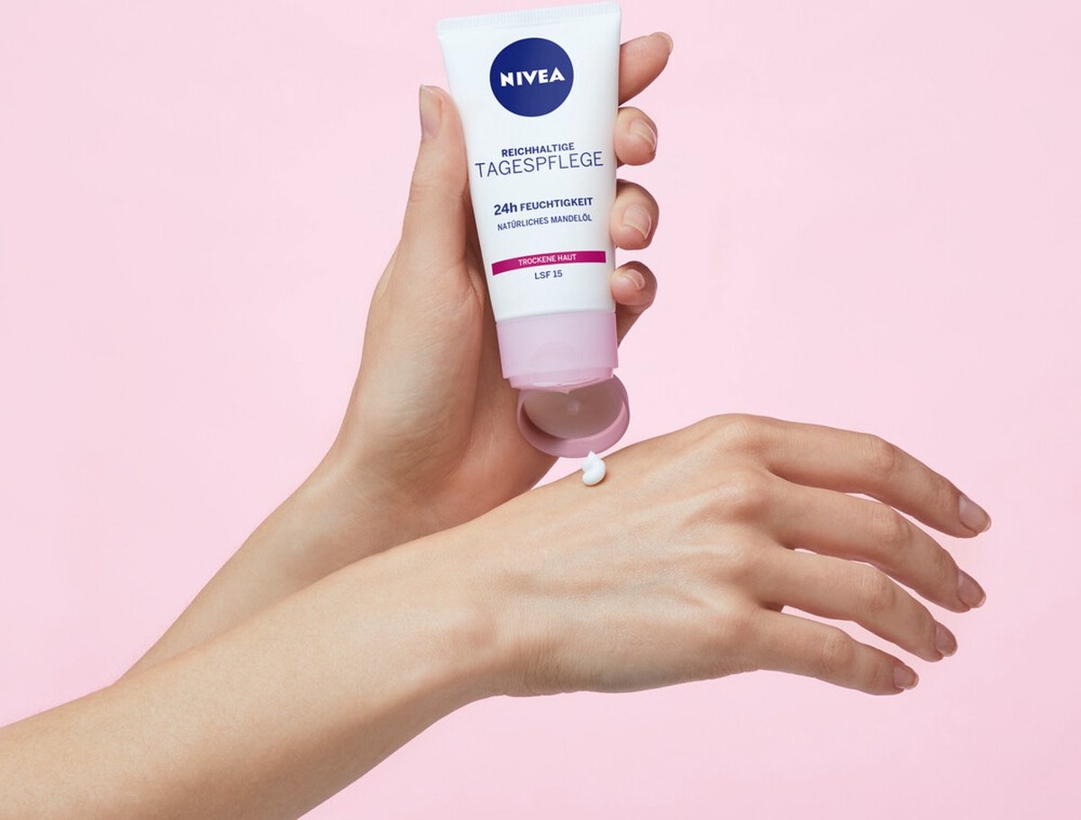 NIVEA Essentials Feuchtigkeitsspendende Tagescreme SPF15 trockene Haut - 50 ml