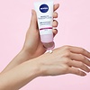 NIVEA Essentials Feuchtigkeitsspendende Tagescreme SPF15 für trockene Haut – 50 ml – Verpackung beschädigt