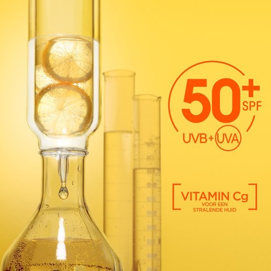 Garnier SkinActive Vitamin C* Strahlendes UV-Fluid mit Lichtschutzfaktor 50+ gegen Pigmentflecken – leichte, getönte Formel – 40 ml – Verpackung beschädigt