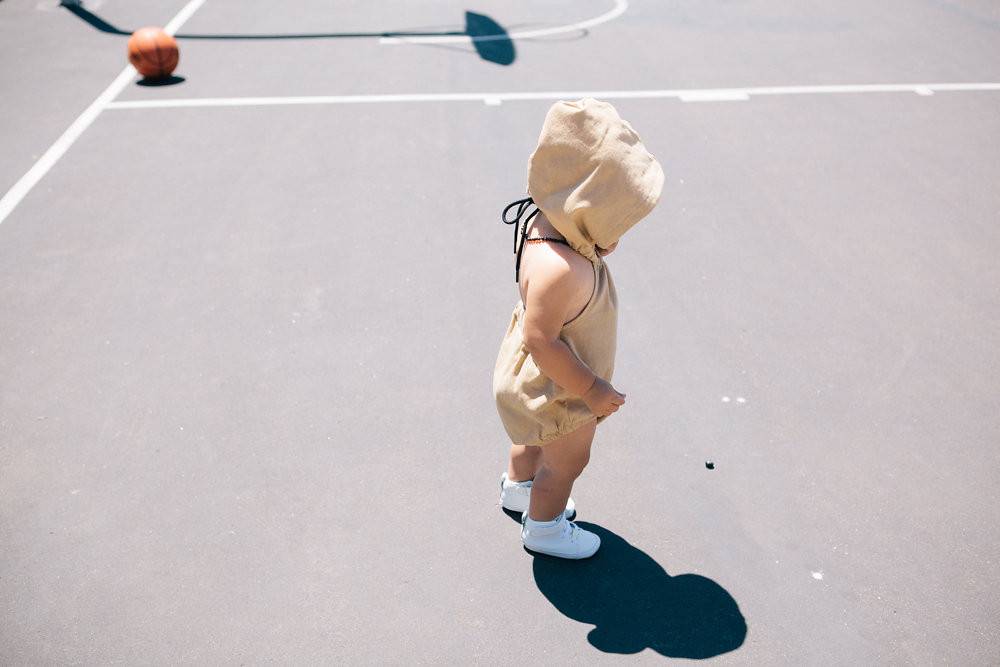 STOERE MOSTERDGELE ROMPER MET CAPUCHON VOOR MEISJES | ADAM + YVE