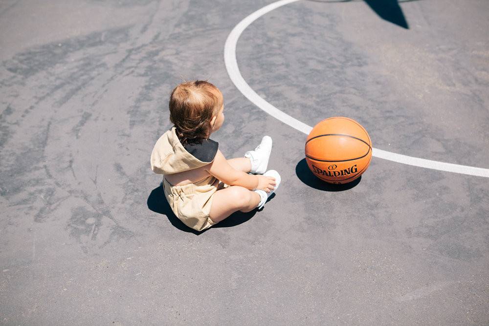 STOERE MOSTERDGELE ROMPER MET CAPUCHON VOOR MEISJES | ADAM + YVE