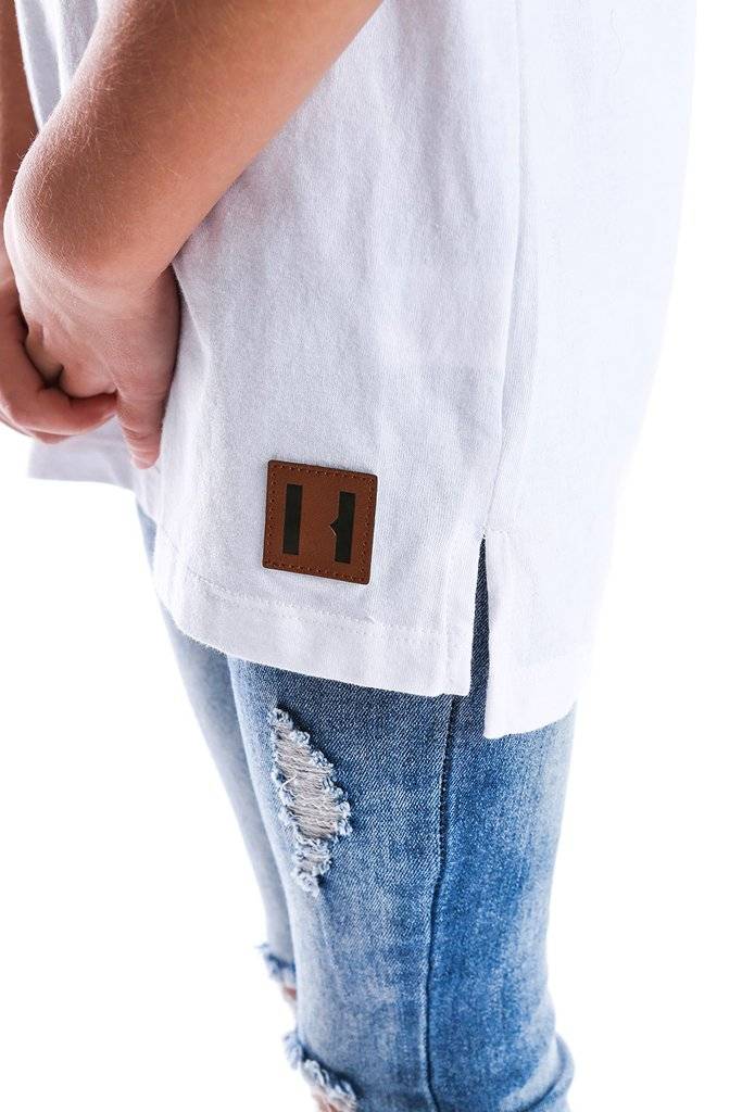WHITE SIGNATURE TEE | BEAU HUDSON