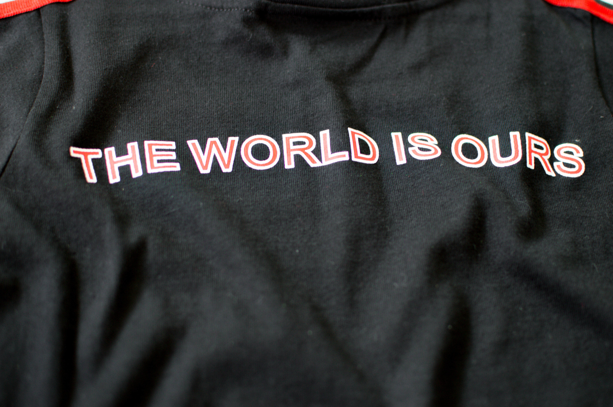 ZWART STOER SHIRT | ZWART SHIRT MET TEKST PRINT | JONGENSKLEDING